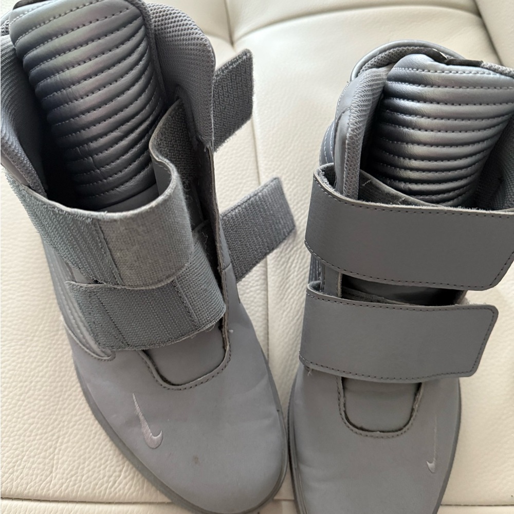 Nike Flysteppers men 8.5 woman 10